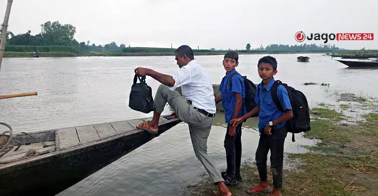 ৬ বার নদীগর্ভে বিদ্যালয়, তবু নেভেনি শিক্ষার আলো