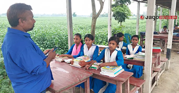 ৬ বার নদীগর্ভে বিদ্যালয়, তবু নেভেনি শিক্ষার আলো