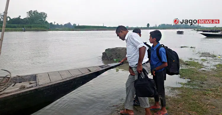 ৬ বার নদীগর্ভে বিদ্যালয়, তবু নেভেনি শিক্ষার আলো