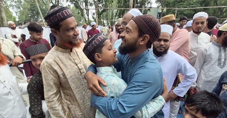 বাবার সঙ্গে ঈদের নামাজে মুশফিক, মায়ানের জন্য আফসোস দাদুর