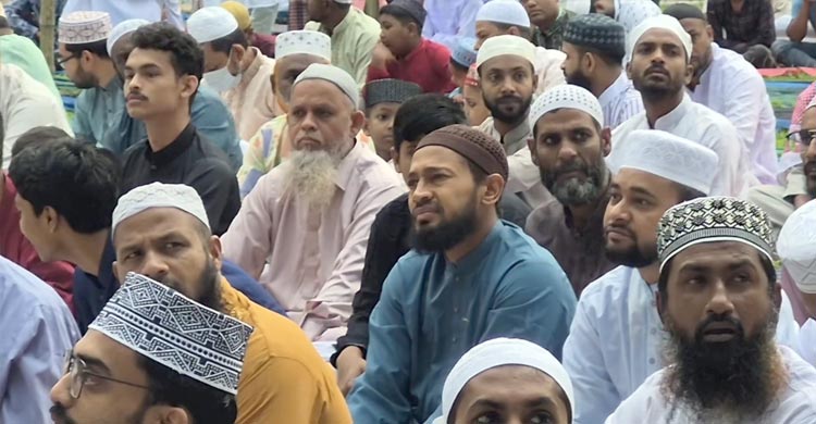বাবার সঙ্গে ঈদের নামাজে মুশফিক, মায়ানের জন্য আফসোস দাদুর