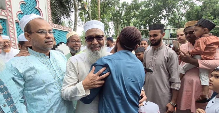 বাবার সঙ্গে ঈদের নামাজে মুশফিক, মায়ানের জন্য আফসোস দাদুর