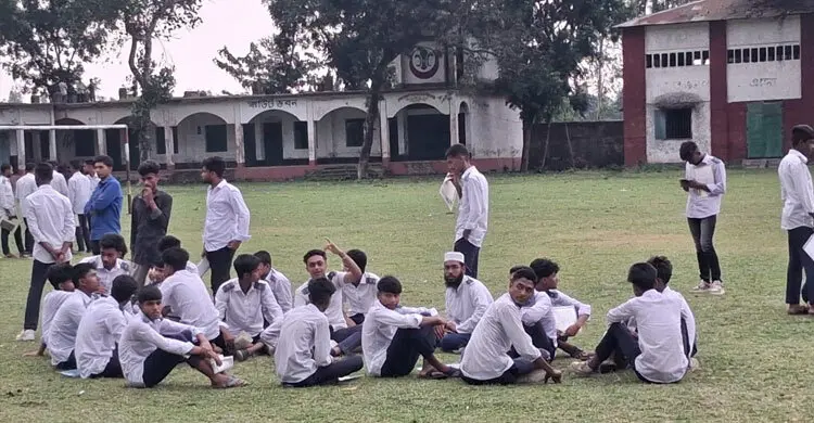 ভুল সেটে এসএসসি পরীক্ষা, বিক্ষোভের মুখে কেন্দ্র সচিবকে অব্যাহতি