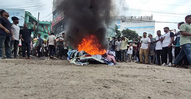 বগুড়ায় এনসিপি নেতাদের ব্যানার পুড়িয়ে ছাত্রদলের বিক্ষোভ