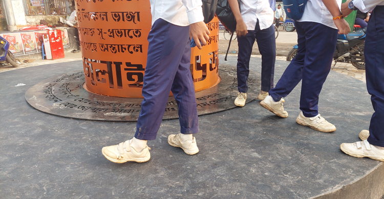 শহীদদের নামের ওপর হাঁটছে মানুষ, জুলাই স্মৃতিস্তম্ভ নিয়ে অসন্তোষ