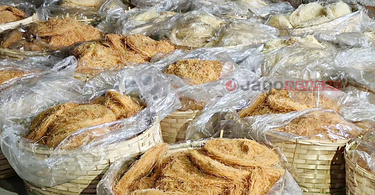 চাহিদা মেটাতে হিমশিম, বগুড়ার দই-মিষ্টি-সেমাই বিক্রি তুঙ্গে