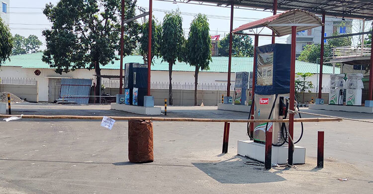 ‘তেল নেই’ লেখা সাইনবোর্ড ঝুলছে বগুড়ার বেশিরভাগ পাম্পে