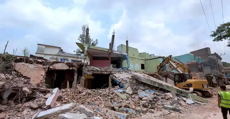 বগুড়ায় মার্কেট ভেঙে সরকারি স্কুলের ২৫ কোটি টাকার জমি উদ্ধার