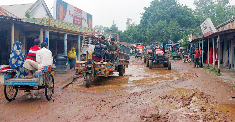 সড়ক নয়, যেন পুকুর