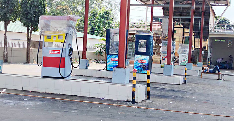 &lsquo;তেল নেই&rsquo; লেখা সাইনবোর্ড ঝুলছে বগুড়ার বেশিরভাগ পাম্পে