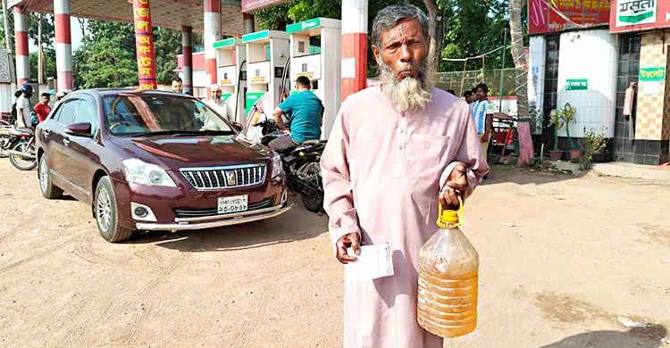 শুকিয়ে যাচ্ছে ধানের জমি, তেলের খোঁজে পাম্পে পাম্পে ঘুরছে কৃষক