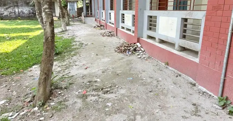 বিদ্যালয়ের পরিবেশে ক্ষুব্ধ প্রতিমন্ত্রী, প্রধান শিক্ষককে শোকজ