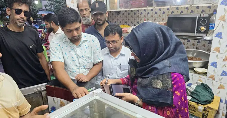 বগুড়ায় অস্বাস্থ্যকর পরিবেশে খাদ্য তৈরির দায়ে হোটেলকে জরিমানা