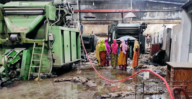 বগুড়ায় আগুনে পুড়ে ছাই জুটমিল