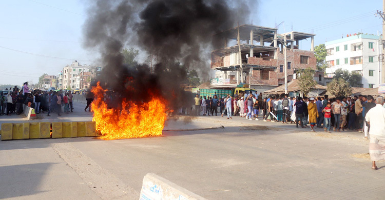 বগুড়ায় সড়ক দুর্ঘটনায় নিহত ২, ফ্লাইওভারের দাবিতে মহাসড়ক অবরোধ