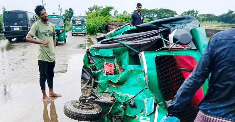 বাসের ধাক্কায় উল্টে যাওয়া সিএনজিকে ট্রাকের চাপা, নিহত ২