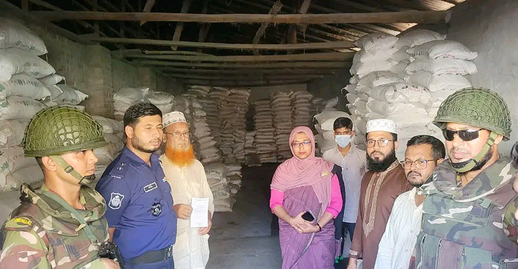 ব্যবসায়ীর গুদাম থেকে ১০৭০ বস্তা সার জব্দ