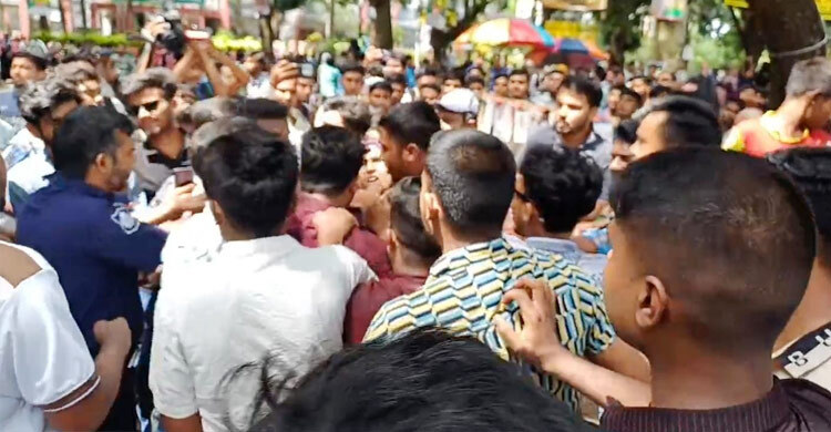 ক্যাম্পাসে ঘুরতে এসে ছাত্রদলের মারধরের শিকার ছাত্রলীগ নেতা