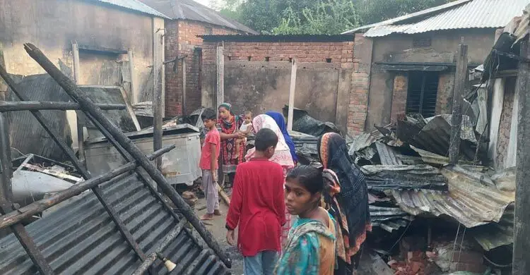 ৩ জনকে কুপিয়ে জখম, মারা যাওয়ার গুজবে অগ্নিসংযোগ-লুটপাট