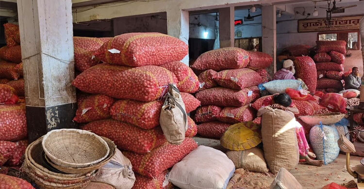 বগুড়ায় একদিনেই পেঁয়াজের দাম কমলো ৩০-৫০ টাকা