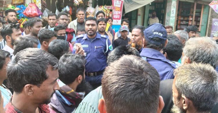 বগুড়ায় ঘুস নেওয়ার অভিযোগে পুলিশ সদস্যকে গণপিটুনি