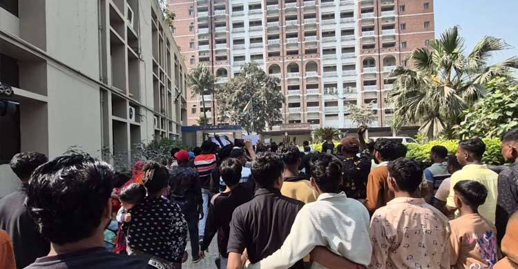 চাঁদা না দেওয়ায় যুবককে হত্যার ঘটনায় ডিসি অফিস ঘেরাও