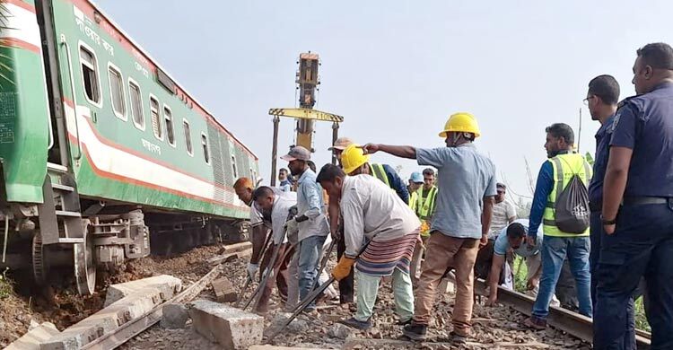 বগুড়ায় নীলসাগরের বগি সরানোর কাজ শেষ হয়নি, বিকল্প ট্রেনে যাতায়াত