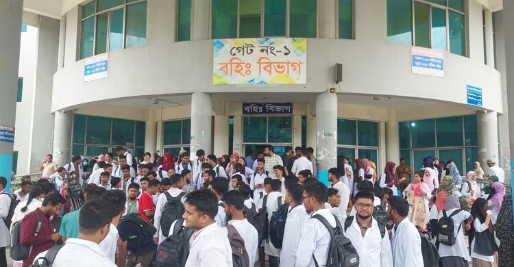 বগুড়ায় ৬ দফা দাবিতে ইন্টার্ন চিকিৎসকদের কর্মবিরতি-বিক্ষোভ