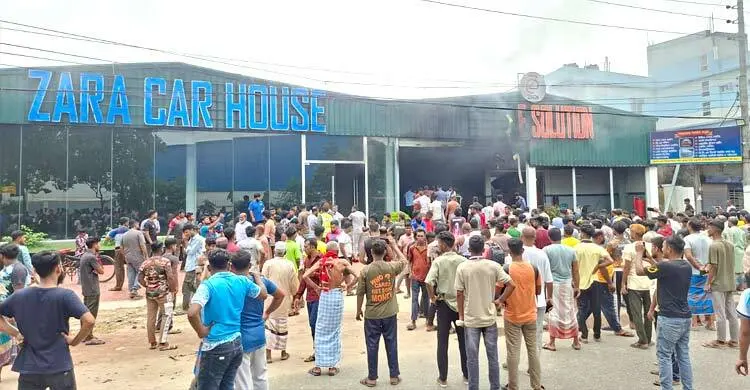 বগুড়ায় গাড়ি বিক্রির শোরুমে আগুন
