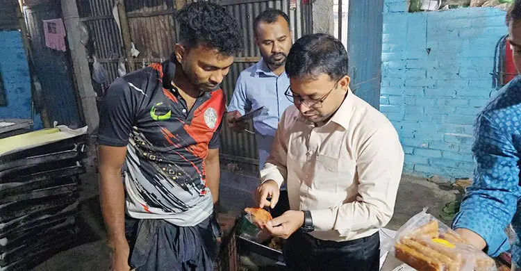রাসায়নিক রঙ-পোড়া তেলে খাবার তৈরি, বগুড়ায় বেকারিকে জরিমানা