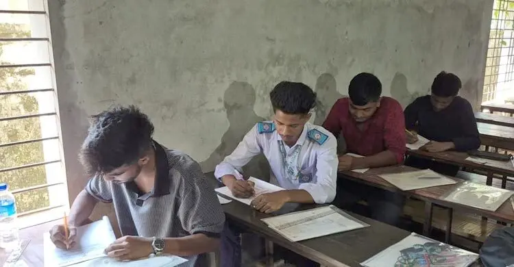 বগুড়ায় প্রতারণার শিকার ৬ শিক্ষার্থী পেলো পরীক্ষা দেওয়ার সুযোগ