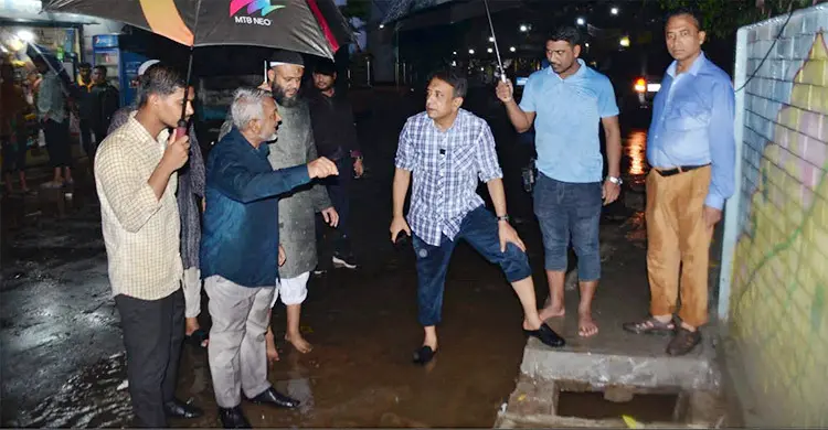 টানা বৃষ্টিতে ডুবল বগুড়া, দুর্ভোগ কমাতে রাস্তায় সিটি প্রশাসক