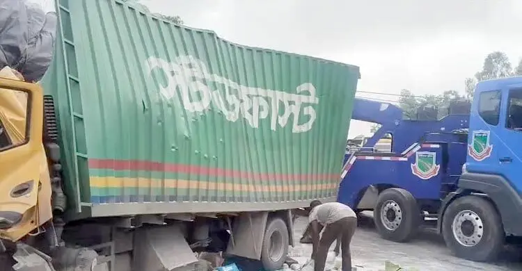 বগুড়ায় ট্রাক-কাভার্ডভ্যানের মুখোমুখি সংঘর্ষ, নিহত ১