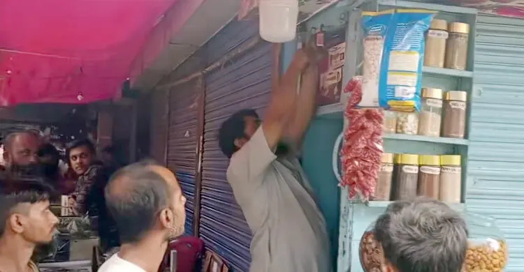 বগুড়ায় বকেয়া আদায়ে ফল মার্কেটে সিটি করপোরেশনের অভিযান