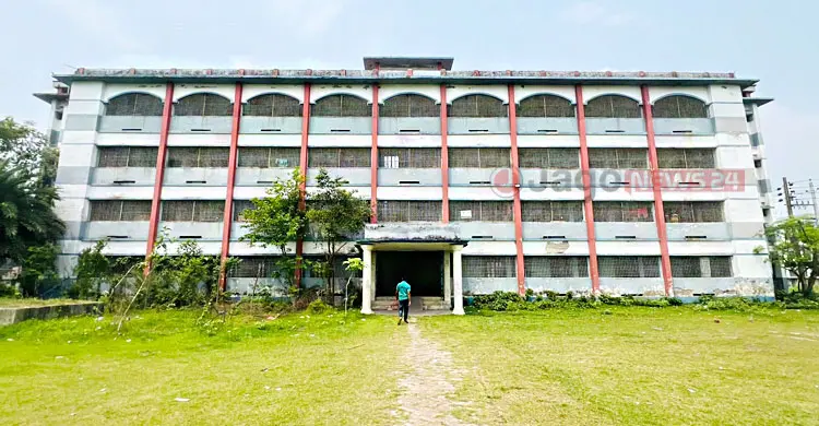 ছাত্রদের আবাসিক হল এখন &lsquo;স্টাফ কোয়ার্টার&rsquo;