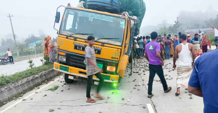 বগুড়ায় দাঁড়িয়ে থাকা ট্রাকে অন্য ট্রাকের ধাক্কা, নিহত ২