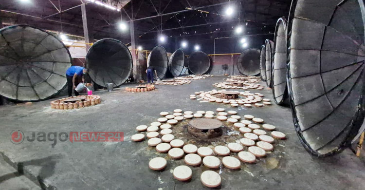 চাহিদা মেটাতে হিমশিম, বগুড়ার দই-মিষ্টি-সেমাই বিক্রি তুঙ্গে