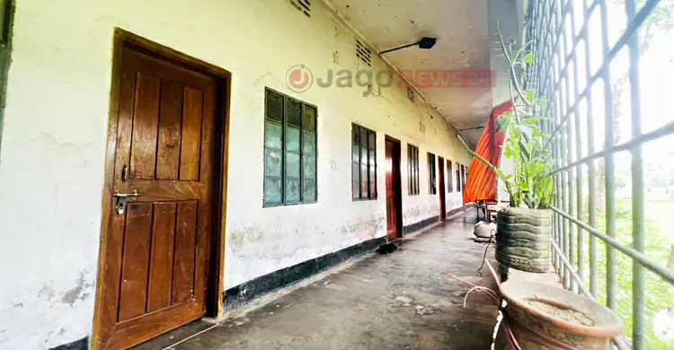ছাত্রদের আবাসিক হল এখন &lsquo;স্টাফ কোয়ার্টার&rsquo;