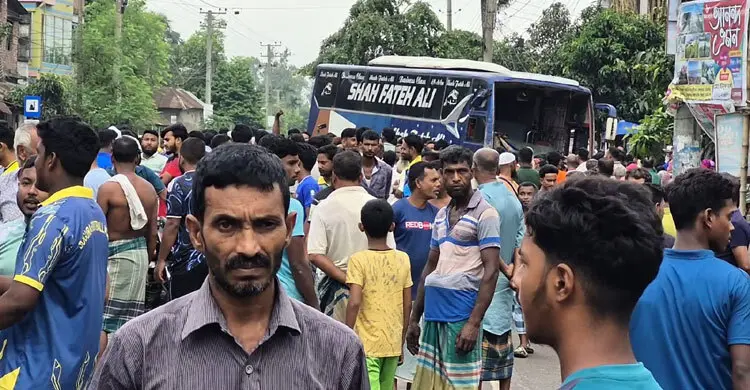 বগুড়ায় বাসচাপায় ৬ শ্রমিক নিহত
