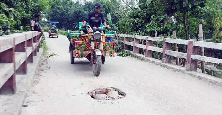 সেতু যেন মরণফাঁদ, যেকোনো মুহূর্তে ধসের শঙ্কা
