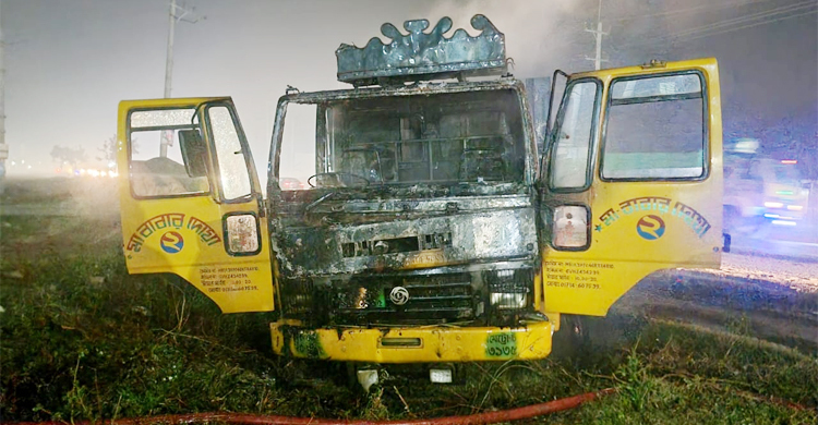 বগুড়ায় ট্রাকে আগুন দিয়েছে দুর্বৃত্তরা