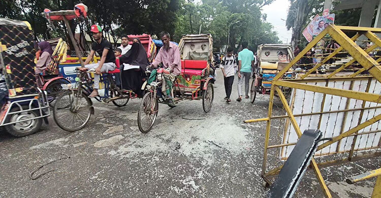 ঝড়ে পুলিশ প্লাজার গ্লাস ভেঙে পড়লো সড়কে