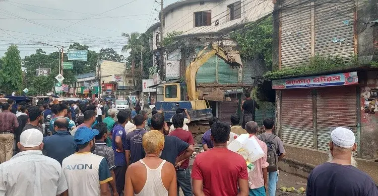 বগুড়ায় ভেঙে ফেলা হলো ঝুঁকিপূর্ণ সমাগম মার্কেট