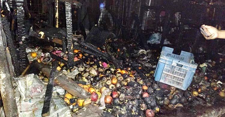গভীর রাতে ১২ ফলের দোকান পুড়ে ছাই