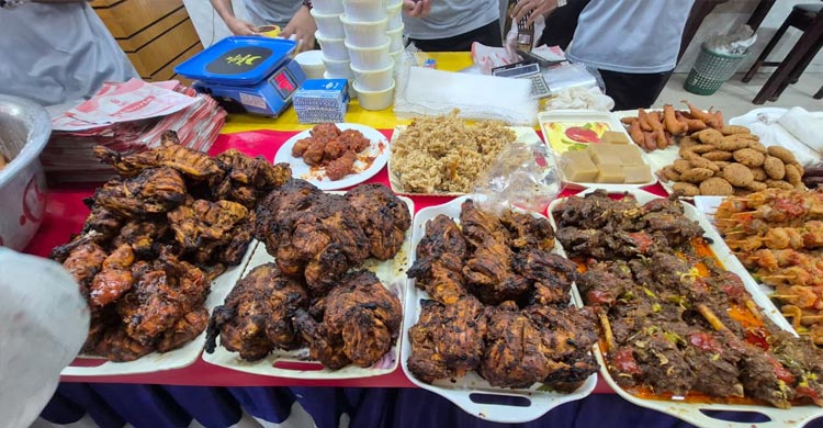 এলাকা-দোকান ভেদে ইফতার সামগ্রীর দামে দ্বিগুণ ফারাক