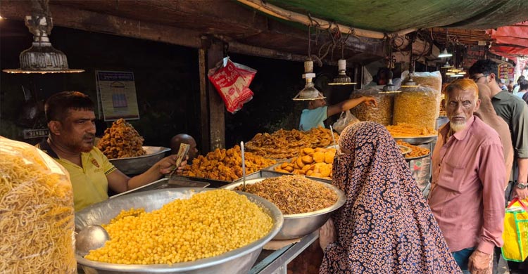 এলাকা-দোকান ভেদে ইফতার সামগ্রীর দামে দ্বিগুণ ফারাক