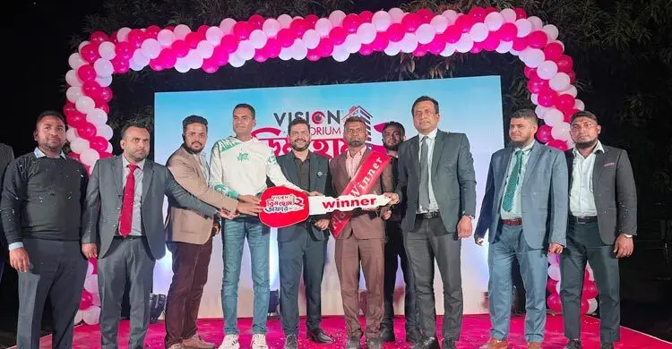 ভিশন এম্পোরিয়াম থেকে পণ্য কিনে ফ্ল্যাট জিতলেন বগুড়ার মহিবুল