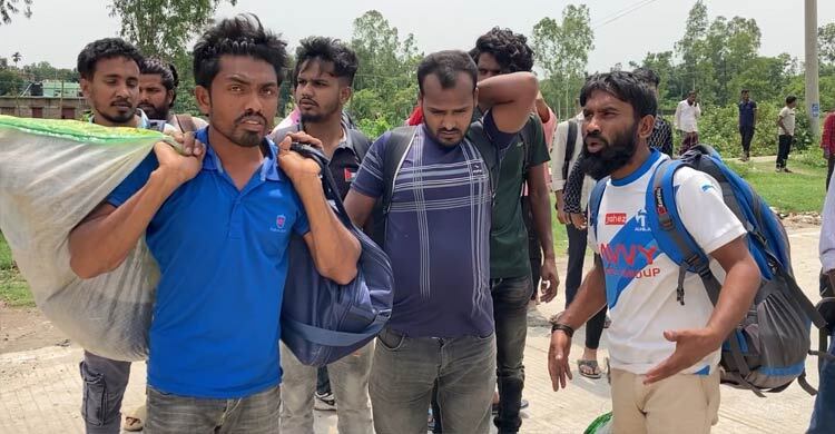 টিকিট না পেয়ে ট্রাকে ঈদযাত্রা, মাঝপথে নামিয়ে দিল বিআরটিএ
