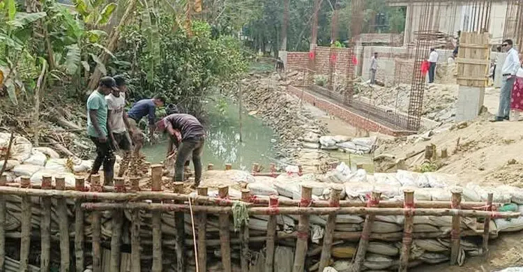 বোয়ালখালীতে স্থাপনা নির্মাণে খালে বাঁধ, ৫০ হাজার টাকা জরিমানা
