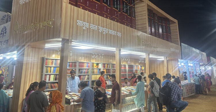 ‘আগে শুক্রবার পা রাখার জায়গা পাওয়া যেত না, এবার ভিড় অনেক কম’